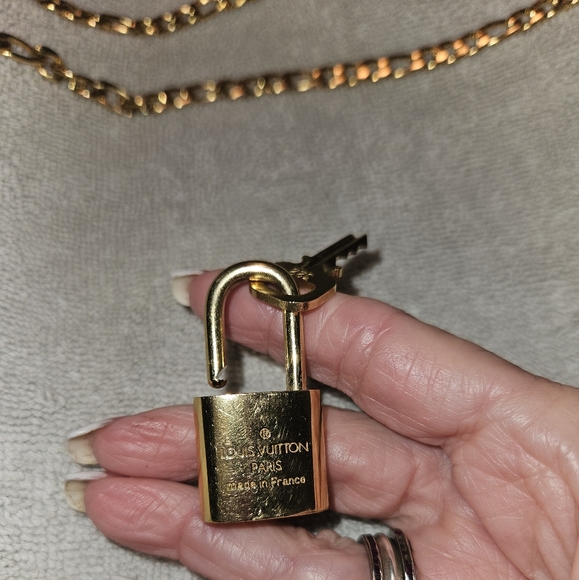 AUTHENTIC LOUIS VUITTON NEW LOCK AND KEY, NUMBER 322. AND INCLUDE GOLD P. CHAIN - Picture 8 of 13
